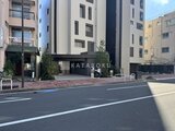 パークアクシス大森山王 前面道路から見たモダンなエントランスと建物外観
