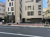 パークアクシス大森山王 前面道路から見た建物エントランスと駐車場入口の様子