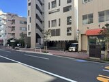 パークアクシス大森山王 前面道路から見た建物外観と駐車場入口