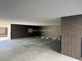 パークアクシス大森山王 広々とした駐車場スペースの奥行きのある様子