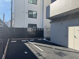 パークアクシス大森山王 明るい日差しが入る駐車スペースと建物外観