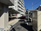 パークアクシス大森山王 機械式駐車場と駐車スペースが見える共用部