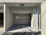 パークアクシス大森山王 明るい駐車スペースの内部、整理された区画ラインが見える様子