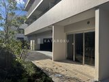 パークアクシス大森山王 明るい外壁と大きな開口部が特徴の低層階エントランスアプローチ