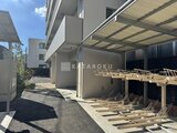 パークアクシス大森山王 建物側面から見た駐輪場とアプローチの様子
