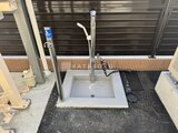 パークアクシス大森山王 屋根付き共用スペースに設置された洗い場と水栓の様子