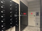 パークアクシス大森山王 エレベーターホールと集合郵便受けの様子