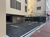 パークアクシス大森山王 駐車場から見た建物入口と落ち着いた印象の共用部の様子
