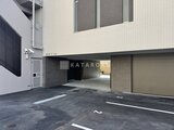 パークアクシス大森山王 建物下部の開放的な駐車場入口と共用通路の様子