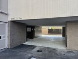 パークアクシス大森山王 落ち着いた色合いのタイル壁に囲まれたゆとりのある駐車場入口
