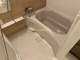 パークアクシス大森山王 木目調パネルと白い浴槽が調和したバスルームの様子