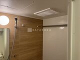 パークアクシス大森山王 木目調パネルと浴室暖房乾燥機を備えた浴室