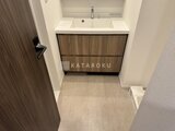 パークアクシス大森山王 木目調キャビネット付きの洗面台とゆとりのある洗面スペース