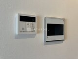 パークアクシス大森山王 壁に設置されたインターホンと給湯器のコントロールパネル