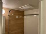 パークアクシス大森山王 木目調パネルとホワイトの清潔感あるバスルーム