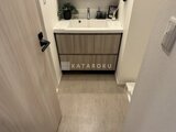 パークアクシス大森山王 木目調パネルの洗面台と白を基調とした清潔感のある洗面スペース