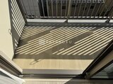 パークアクシス大森山王 バルコニーから射し込む日光と手すりの影が印象的なバルコニー