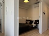 パークアクシス大森山王 寝室から見たベッドルームと廊下が続く開放的な間取りの様子