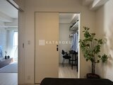 パークアクシス大森山王 明るい色合いのウォークインクローゼットと居室を繋ぐ廊下の様子