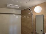 パークアクシス大森山王 木目調パネルと白いアクセントライトが落ち着いた浴室の様子