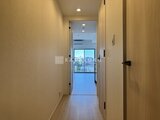 パークアクシス大森山王 廊下から光の差し込むバルコニーへ抜ける開放的な空間