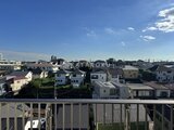 パークアクシス大森山王 バルコニーから見た住宅地と青空の風景