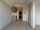 パークアクシス大森山王 開放的なリビングダイニングから奥のキッチンへと続く空間