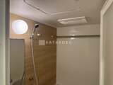 パークアクシス大森山王 木目調壁とタイル張りの落ち着いた浴室内部
