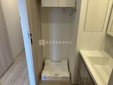 パークアクシス大森山王 洗面台奥に洗濯機置き場を備えた実用的なランドリースペース