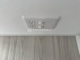 パークアクシス大森山王 天井に設置されたコンセントと照明スイッチ