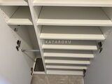 パークアクシス大森山王 白い可動棚が複数段設置された明るい収納スペース