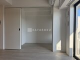 パークアクシス大森山王 開放的な間取りの洋室、奥行きのある空間に光が差し込む様子