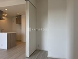パークアクシス大森山王 開放的なキッチンスペースと建具で仕切られたリビングダイニング