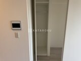パークアクシス大森山王 建具で仕切られた廊下と奥に見える開放的なクローゼット