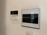 パークアクシス大森山王 壁面に設置された給湯器と浴室モニター