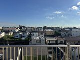 パークアクシス大森山王 バルコニーから見た周辺の住宅地と開放的な空を望む様子