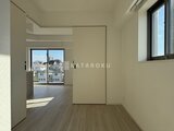 パークアクシス大森山王 奥のバルコニーへ繋がるリビングスペース