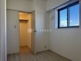 パークアクシス大森山王 開き戸クローゼットと窓からの採光が特徴の洋室