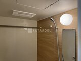 パークアクシス大森山王 木目調タイルと白タイルを組み合わせた落ち着いた浴室