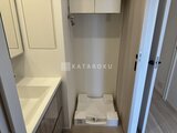 パークアクシス大森山王 洗面台と洗濯機置き場がある落ち着いた印象の洗面脱衣室