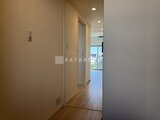 パークアクシス大森山王 明るい印象の廊下から玄関と居室へのアクセスが見える空間
