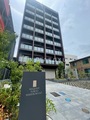 リクエスト東京西六郷 エントランスサインから見た建物正面の落ち着いた外観