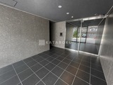 リクエスト東京西六郷 落ち着いた色合いのエントランスホールと自動ドア