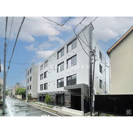 ヴィスタ中野坂上 白を基調とした現代的な建物の街並みからの外観