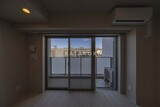 アリビス綾瀬 大きな窓から採光が入る落ち着いた印象のリビングルーム
