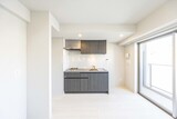 アリビス綾瀬 グレー調のキッチンと明るいLDK空間の様子