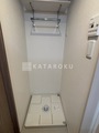 リブリ・西台 洗濯機置き場とバー付きの明るい洗濯パンスペース