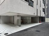 テラス神田猿楽町 明るく開放的な地下駐車場の入口から見た建物外観