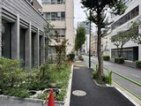 テラス神田猿楽町 緑の街路樹と植栽が映える建物前面の歩道の様子