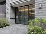 テラス神田猿楽町 暖色照明が灯るモダンなエントランスと